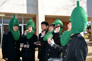 合格一直線―。まっすぐな県産きゅうりで作ったかっぱ巻きをみやざきブランド推進本部が贈呈し受験生を応援、日本一をＰＲ