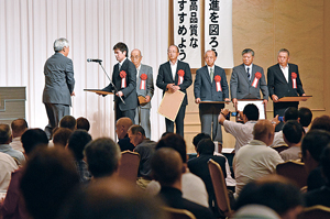 県乾しいたけ品評会で表彰される生産者