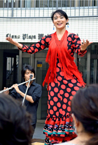 地元商店街のイベントでフラメンコのダンスを披露するやのさん