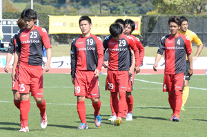 【ホンダロック－横河武蔵野】ホーム戦での今季初勝利を逃し肩を落とすホンダロックの選手＝宮崎市・生目の杜運動公園陸上競技場