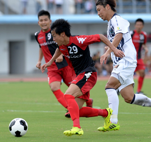 【ホンダロック－ソニー仙台】前半、果敢なオーバーラップから攻撃に参加するホンダロックの松山（２９）＝宮崎市の生目の杜運動公園陸上競技場