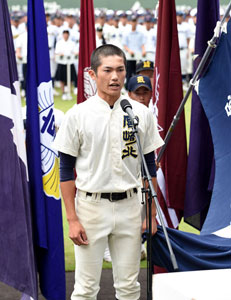 【写真】選手宣誓する宮崎北高の猪股颯斗主将