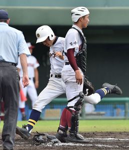 【写真】【１回戦・宮崎大宮-小林】７回裏宮崎大宮無死一塁、蓑毛の適時三塁打で生還する木之下＝サンマリン