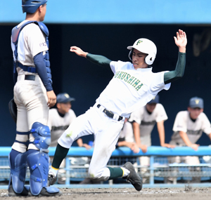 【写真】【１回戦・福島-都城西】９回表福島１死一塁、堀口の左越え打で決勝のホームを踏む一走鍋倉＝アイビー