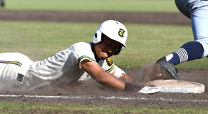 【写真】【１回戦・高鍋-都城工】７回裏高鍋２死二塁、代打の大山が三ゴロでヘッドスライディング。惜しくもアウトになる＝サンマリン