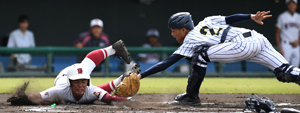 【写真】【１回戦・宮崎農-日向】１回裏日向１死二、三塁、三ゴロで本塁を突いた三走兒玉（左）をタッチアウトにした宮崎農の捕手梯＝サンマリン