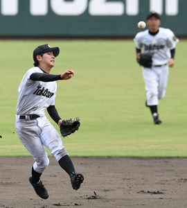 【写真】【１回戦・都城高専-日南振徳】８回裏日南振徳２死一塁、遊ゴロをジャンピングスローでアウトにする都城高専の河野＝サンマリン