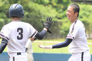 【写真】【１回戦・本庄-宮崎南】４回表宮崎南１死二塁、中越えの２点ランニング本塁打を放ち、二走宮森（左）に迎えられる松下＝アイビー