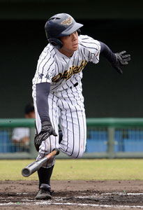 【写真】【１回戦・高城-宮崎第一】２回表宮崎第一１死満塁、柏木が右越えに三塁打を放ち、８-０と突き放す＝サンマリン