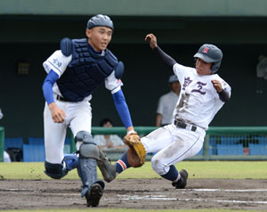 【写真】【１回戦・宮崎工-飯野】１回裏１死一、二塁、小倉の右前適時打で先制のホームを踏む境田。捕手外村＝サンマリン