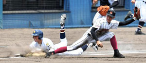 【写真】【２回戦・宮崎西-日章学園】６回表宮崎西１死一塁、遊ゴロの松下（左）が懸命にヘッドスライディングするが併殺に終わる。一塁手川上＝アイビー