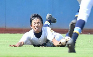 【写真】【２回戦・宮崎海洋-日南学園】５回表日南学園２死二塁、宮崎海洋の中堅手瀬口が打球に飛びつくが惜しくも落球＝アイビー