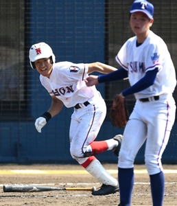 【写真】【２回戦・妻-宮崎日大】３回裏宮崎日大無死満塁、平原が中前に先制の２点適時打を放つ。投手井上＝アイビー