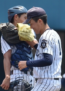 【写真】【２回戦・日向-都城農】最後の打者を中飛に打ち取り、笑顔でハイタッチする新地（右）と捕手木之下＝アイビー