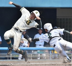 【写真】【２回戦・福島-高鍋】６回表高鍋１死一、二塁、谷涼の右前適時打で生還する二走高橋＝アイビー