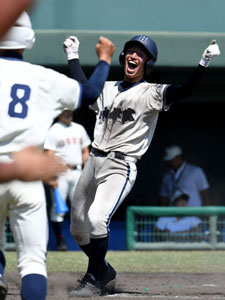 【写真】【３回戦・日向学院-日南学園】９回裏日向学院２死二、三塁、曽我の右越え打で三走長嶺（右）が笑顔でサヨナラのホームを踏む