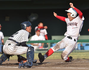 【写真】【３回戦・宮崎第一-宮崎日大】８回裏宮崎日大２死二塁、左前打の間に７点目のホームを踏む坂木