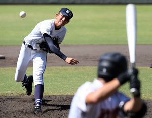 【写真】【３回戦・聖心ウルスラ-日章学園】粘りの投球で１１回を投げ抜いた聖心ウルスラの戸郷