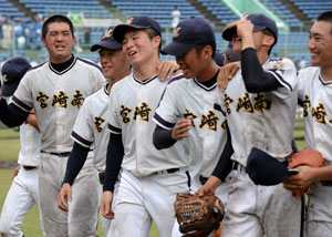 【写真】延岡工との激戦を制し、笑顔で抱き合う宮崎南ナイン