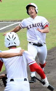 【写真】【準々決勝・宮崎学園-宮崎日大】４回表宮崎日大１死一塁、淵ノ上の右中間二塁打で生還する一走清田