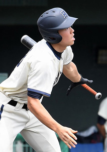 【写真】【準々決勝・高千穂-日向学院】３回裏日向学院１死一、二塁、中越えに２点三塁打を放つ松元