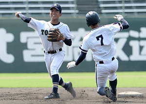 【写真】【準々決勝・都城商－宮崎南】２回表宮崎南１死一塁、一塁へ送球する都城商の二塁手神井。併殺を奪う