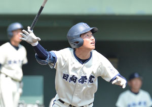 【写真】【準決勝・都城商－日向学院】４回裏無死日向学院、吉田が右中間に本塁打を放ち３－０とリードを広げる