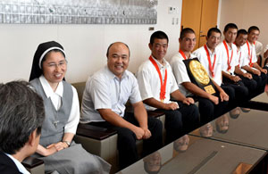 【写真】甲子園での活躍を誓った聖心ウルスラ学園高野球部員ら＝２８日午後、延岡市役所