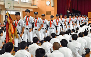 【写真】全校生徒で野球部を激励した壮行会＝３１日午前、延岡市の聖心ウルスラ学園高体育館