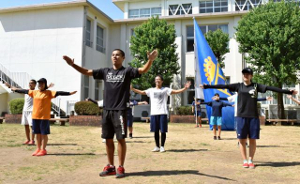 【写真】甲子園初戦に向けて、練習を重ねる応援団＝２日午後、延岡市・聖心ウルスラ学園高