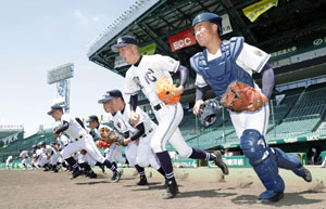 【写真】甲子園練習でグラウンドへ駆けだす聖心ウルスラナイン