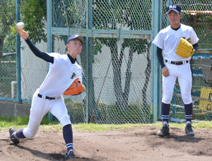 【写真】ブルペンで熱のこもった投球をする聖心ウルスラの戸郷（左）と上村＝兵庫県西宮市の津門運動公園野球場