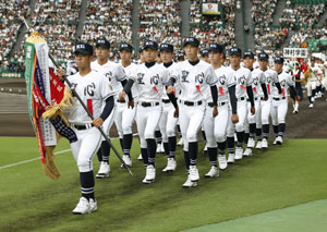 【写真】第９９回全国高校野球選手権大会の開会式で、入場行進する聖心ウルスラ学園ナイン＝８日午前、甲子園球場