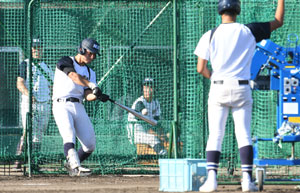 【写真】打撃マシンを使って速球対策をする聖心ウルスラナイン＝兵庫県伊丹市の伊丹スポーツセンター