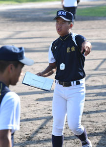 【写真】スムーズに練習を進めるため、選手たちに指示を出す黒木樹さん＝兵庫県伊丹市の伊丹スポーツセンター