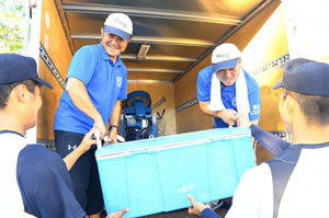 【写真】チームに同行し、選手たちをサポートする勇健さん（左）と俊己さん＝兵庫県伊丹市の伊丹スポーツセンター