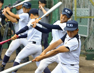 【写真】２回戦を控え調整を行う聖心ウルスラナイン＝兵庫県西宮市の津門中央公園野球場