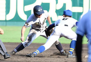 【写真】【２回戦・聖光学院-聖心ウルスラ】４回表聖心ウルスラ無死一、二塁、聖光学院の捕手佐藤晃からのけん制でタッチアウトとなる二走柳田（左）