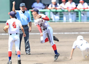 【写真】【２回戦・宮崎大宮-宮崎日大】２回表宮崎大宮無死一塁、一塁への素早い送球で併殺を決めた宮崎日大の中束龍（中央）＝ＳＯＫＫＥＮ