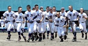 【写真】【２回戦・延岡学園－宮崎工】延岡学園との接戦を制し、笑顔で応援席へ駆け出す宮崎工ナイン＝アイビー