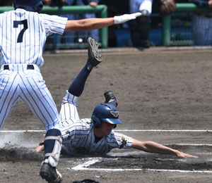 【写真】【２回戦・延岡工-宮崎第一】６回表宮崎第一２死一、二塁、佐藤の適時打で二走矢野が生還＝ＳＯＫＫＥＮ