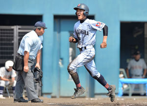 【写真】【２回戦・佐土原-高鍋農】２回表佐土原２死一、三塁、秋山の中前適時打で先制のホームを踏む三走長沼＝アイビー