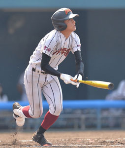 【写真】【２回戦・日章学園-宮崎南】４回表日章学園１死三塁、右越えに適時三塁打を放つ宮ノ原＝アイビー