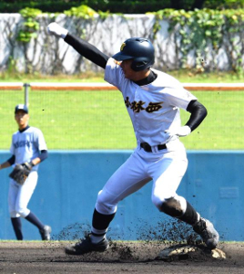 【写真】【３回戦・宮崎学園-小林西】１回表小林西無死、先頭の石川が右中間に二塁打を放ちガッツポーズ