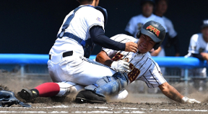 【写真】【準々決勝・日章学園－聖心ウルスラ】４回表日章学園２死二塁、金子の適時打で３点目のホームを奪う二走森永光（右）