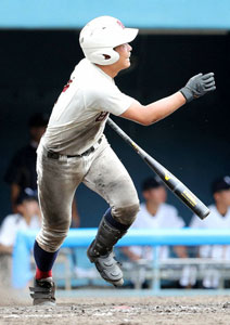 【写真】【準決勝・日南学園-富島】５回裏日南学園無死、左越えに三塁打を放つ蓑尾