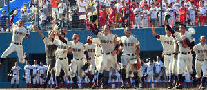 【写真】校歌斉唱し、応援スタンドに走り出す日南学園の選手たち