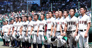 【写真】２回戦で敗れ、悔しさをにじませる日南学園ナイン＝１４日午前、兵庫県西宮市・甲子園球場