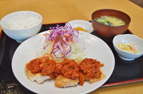 鶏もも肉のガーリックトマトソースがけ定食/あじさい食堂