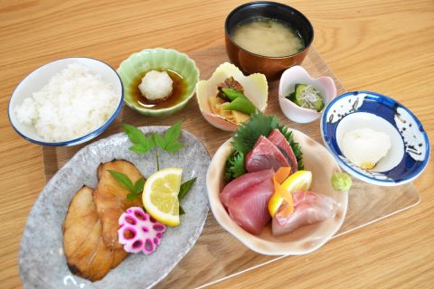 焼魚お刺身定食/カワミーナ食堂